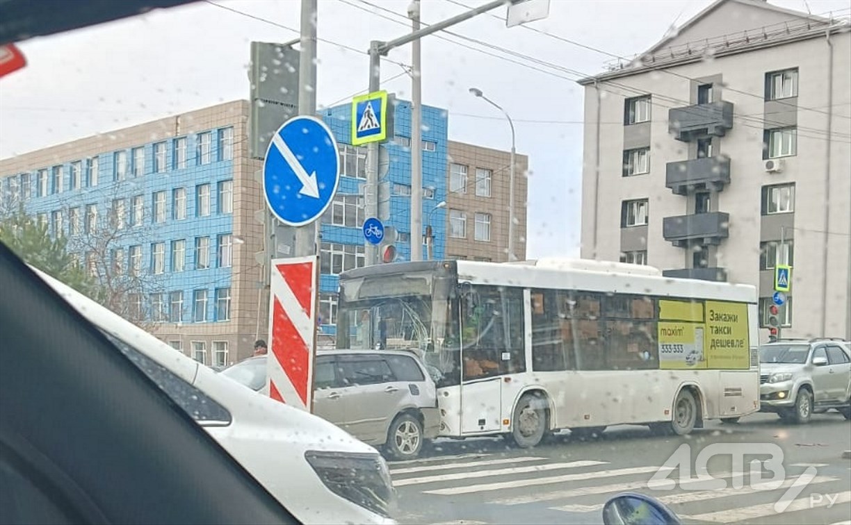 Автобус врезался в универсал на перекрёстке в Южно-Сахалинске