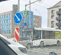 Автобус врезался в универсал на перекрёстке в Южно-Сахалинске