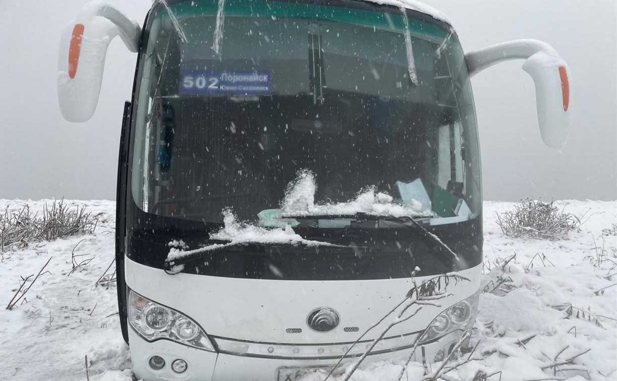 Появились новые кадры улетевшего с трассы автобуса на Сахалине