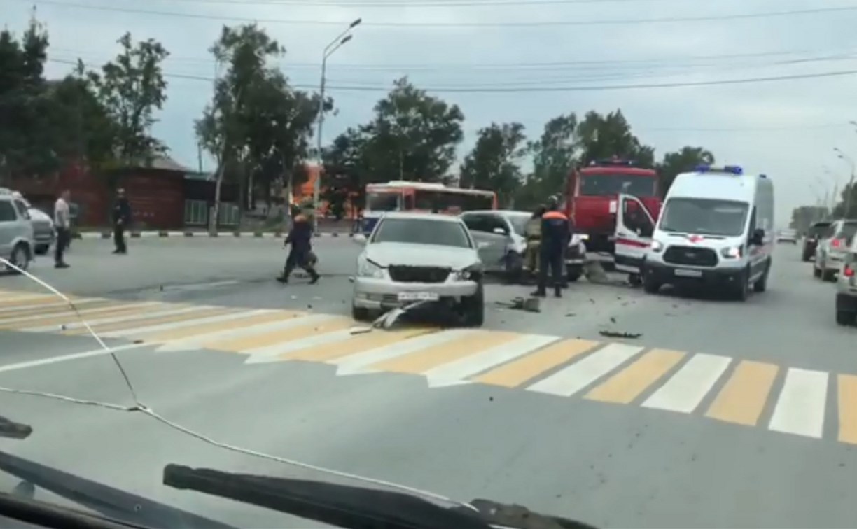 В столкновении двух "тойот" на юге Южно-Сахалинска пострадали люди