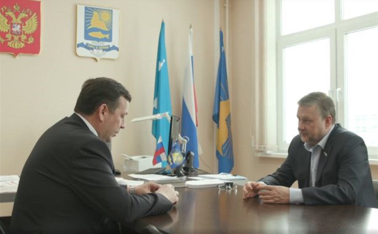 Мэр и директор школы Невельска попросили помощи Георгия Карлова