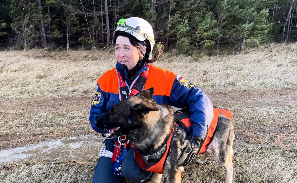 Сахалинские спасатели беспарашютным способом спустили овчарку Лиру с высоты 100 метров