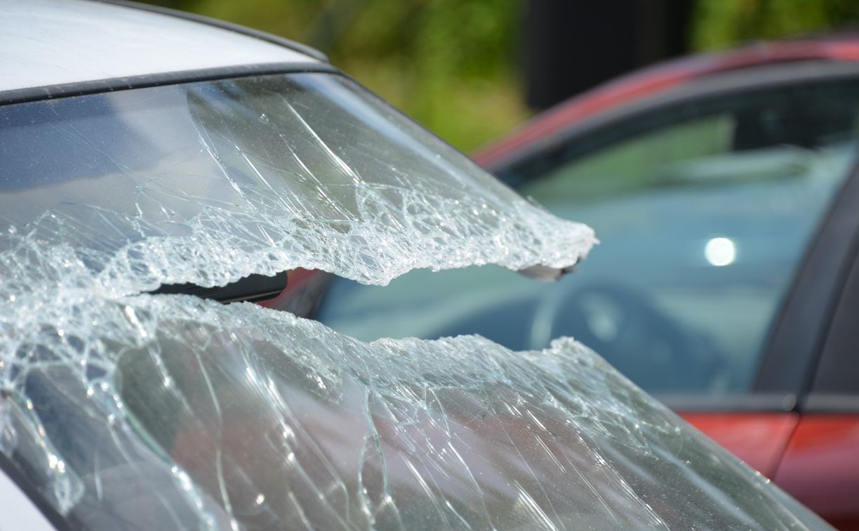 Сахалинец выбил окна в трёх автомобилях, но не смог уехать ни на одном из них