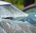 Сахалинец выбил окна в трёх автомобилях, но не смог уехать ни на одном из них
