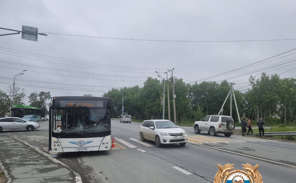 Женщина пострадала в ДТП с рейсовым автобусом в Южно-Сахалинске - Новости  Сахалинской области. Происшествия - astv.ru