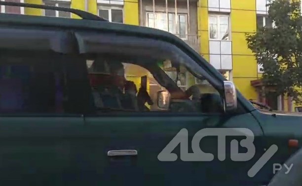 Автомобилистка на ходу наносила макияж в Южно-Сахалинске - видео