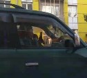 Автомобилистка на ходу наносила макияж в Южно-Сахалинске - видео