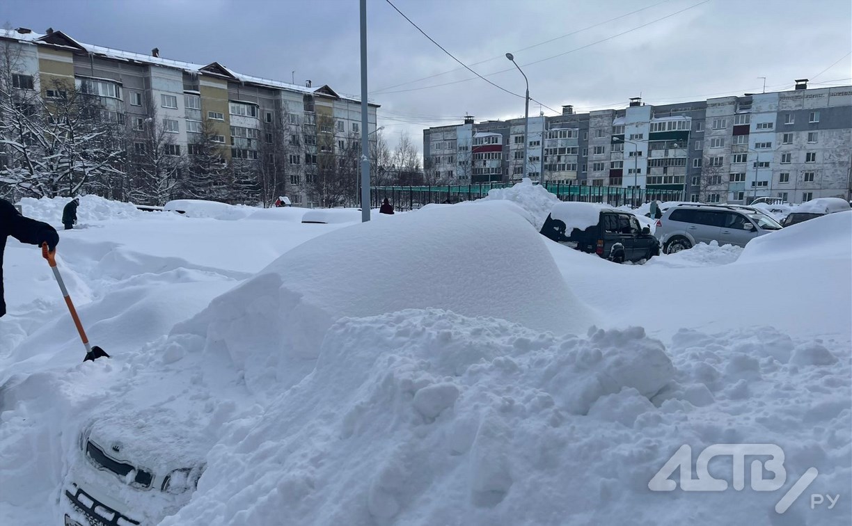 Сахалинцев просят освободить свои машины от снежного плена