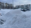 Сахалинцев просят освободить свои машины от снежного плена