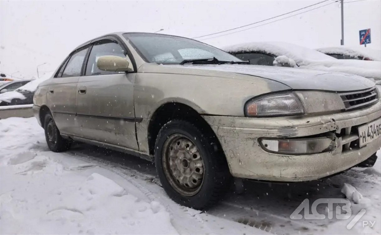 Неизвестный столкнулся с Toyota Carina и скрылся с места ДТП в Южно-Сахалинске