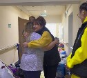 Детский омбудсмен на Сахалине с подарками и фруктами приехала к многодетной семье, пострадавшей от пожара