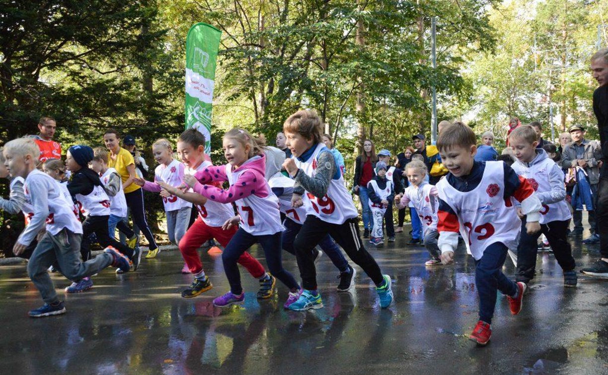 Сотня детсадовцев промчалась по аллее парка в Южно-Сахалинске
