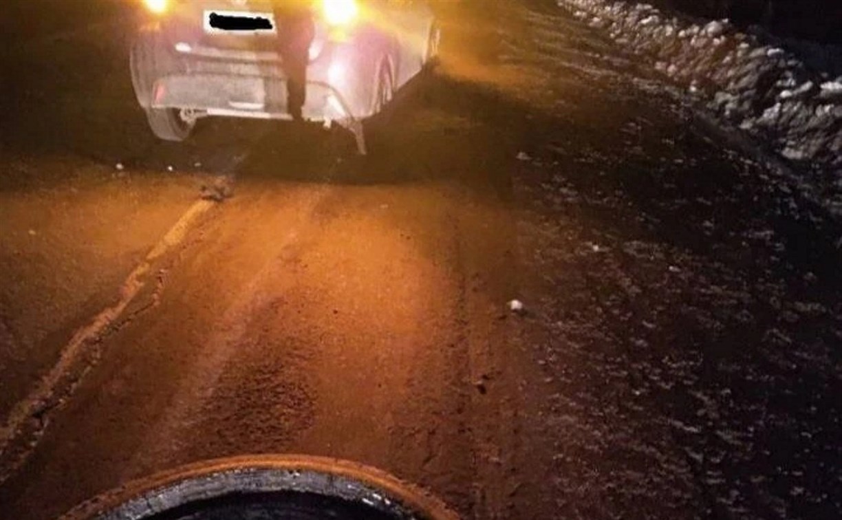 Водитель Yaris в темноте врезался в лежащее на сахалинской трассе колесо