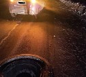 Водитель Yaris в темноте врезался в лежащее на сахалинской трассе колесо