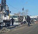 "Трали-вали, мы навагу потеряли": грузовик растерял рыбу на дороге в Долинске