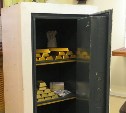 На Сахалине показали сейф конца XIX века с "секретным компонентом" в дверце и стенках