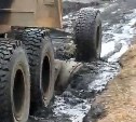 "Ни проехать ни пройти": дорога в Поронайске превратилась в месиво