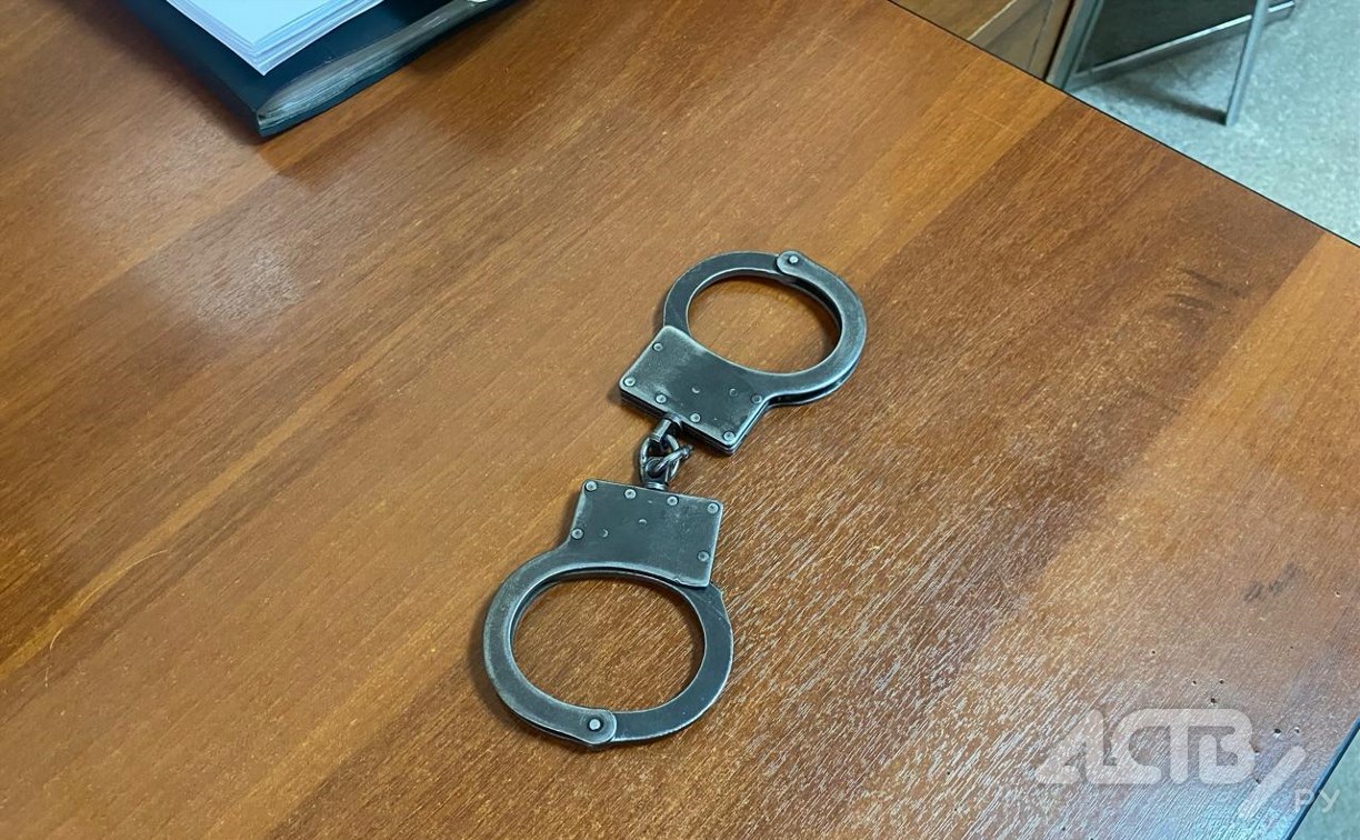 Пьяный мужчина на Сахалине ударил ногой в живот сотрудницу полиции Пьяный мужчина на Сахалине ударил ногой в живот сотрудницу полиции