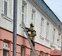 Двухлетний ребёнок в Южно-Сахалинске закрылся один дома - на помощь пришли пожарные