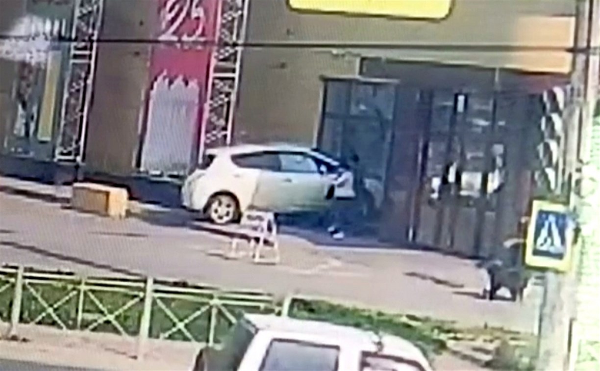 "Чудом не влетел в людей": появилось видео момента ДТП с электрокаром, въехавшим в супермаркет в Южно-Сахалинске 