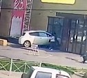 "Чудом не влетел в людей": появилось видео момента ДТП с электрокаром, въехавшим в супермаркет в Южно-Сахалинске 