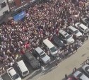Толпа людей заблокировала движение во дворе Южно-Сахалинска из-за блогера, вызвав гнев у жителей