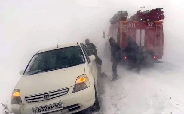 Сахалинские пожарные помогли застрявшим в снегу автомобилистам