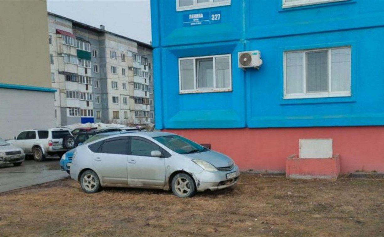 Два автохама заплатят по 75 тысяч рублей за парковку на газоне Два автохама заплатят по 75 тысяч рублей за парковку на газоне