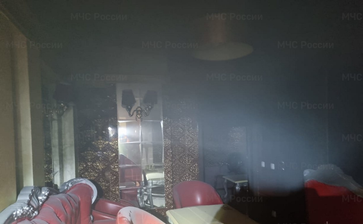 В гостинице "Панорама" в Южно-Сахалинске вспыхнула сауна: съехались МЧС и медики