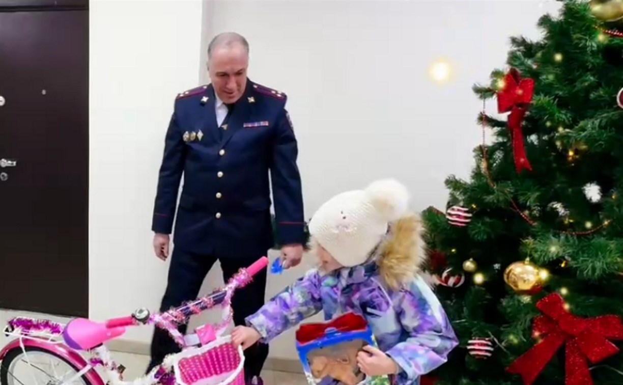 Начальник УМВД России по Сахалинской области исполнил новогоднюю мечту шестилетней Милены