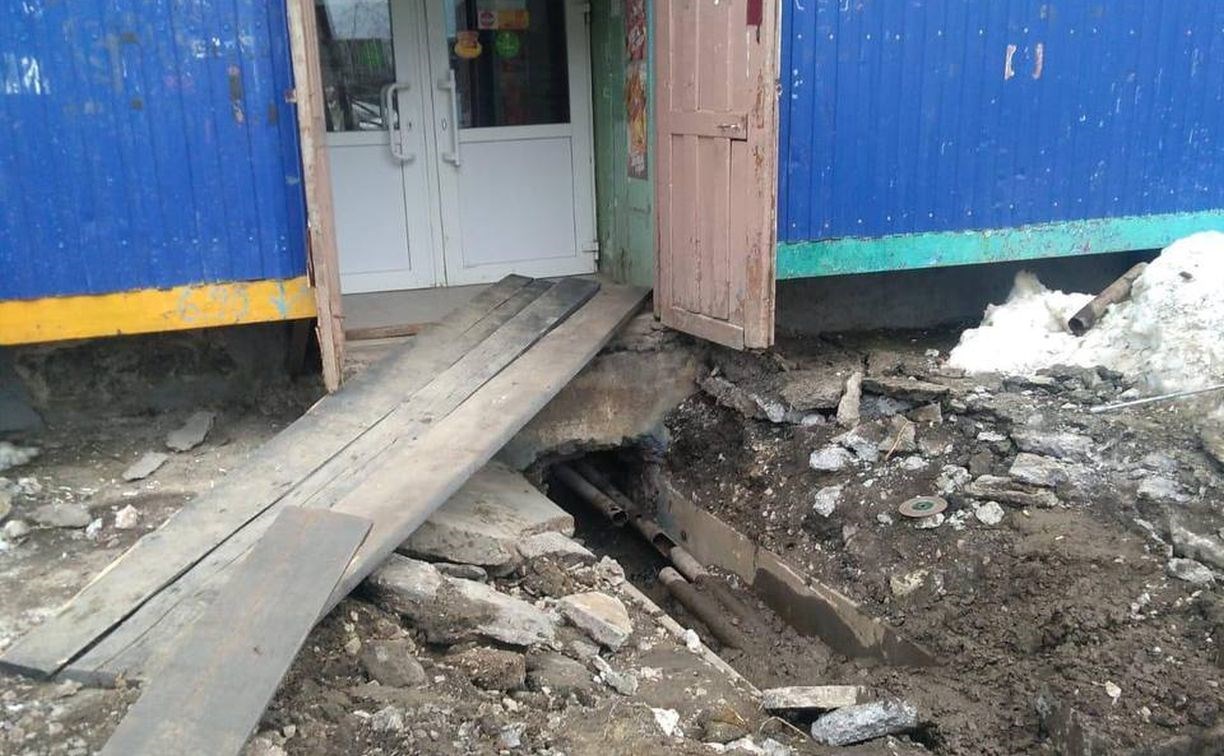 В сахалинском селе коммунальщики разобрали крыльцо магазина, чтобы устранить порыв трубы