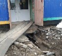 В сахалинском селе коммунальщики разобрали крыльцо магазина, чтобы устранить порыв трубы