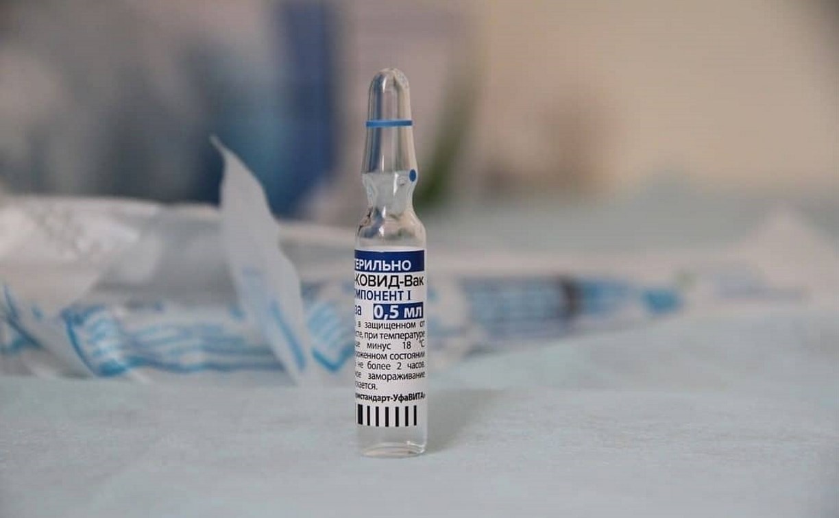 До 40 человек за день делают прививку от коронавируса в мобильном пункте в Корсакове