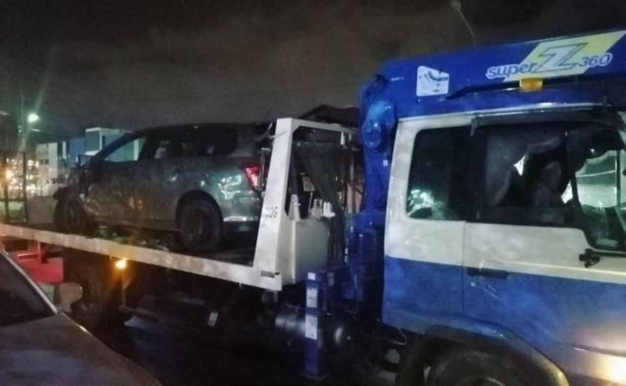Разбитые авто эвакуировали с места ДТП в Южно-Сахалинске
