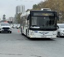 Подрезал автобус и уехал: в Южно-Сахалинске ищут свидетелей ДТП на проспекте Мира