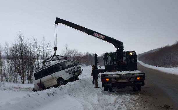 Два автомобиля вылетели в кювет на юге Сахалина