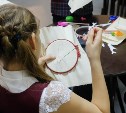 Школьников научили вышивать изображение Сахалина