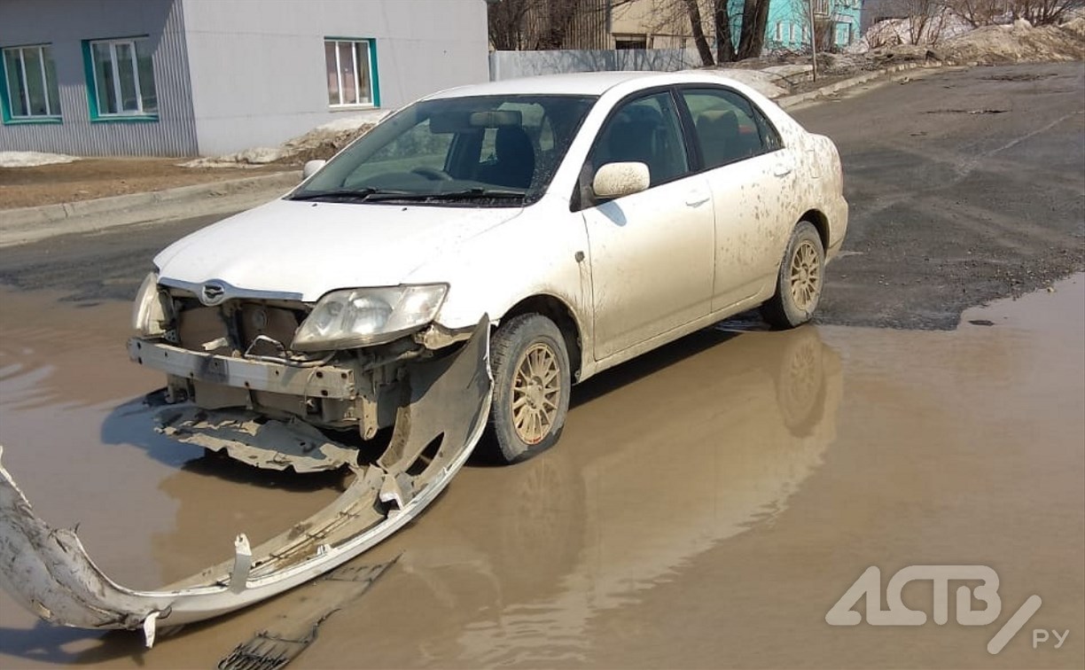 Грузовик врезался в "Короллу" и скрылся с места ДТП в Южно-Сахалинске