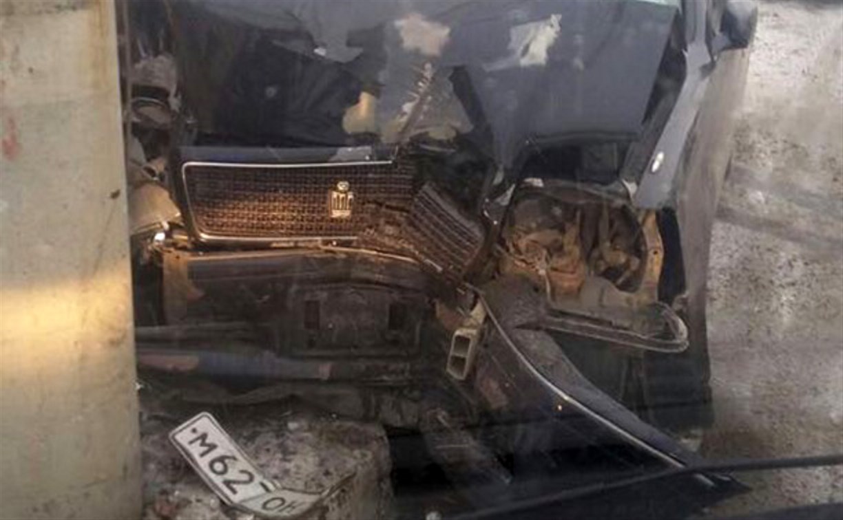 В Холмске Toyota Crown врезался в столб у автобусной остановки