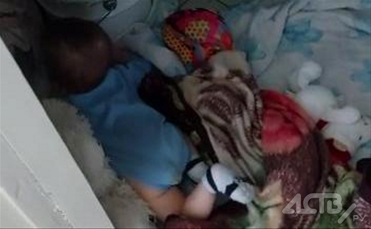 На Сахалине у сироты забрали грудного ребёнка за то, что он лежал на полу