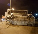 Иномарка сбила припаркованный автомобиль и приземлилась в кузов грузовика в Южно-Сахалинске