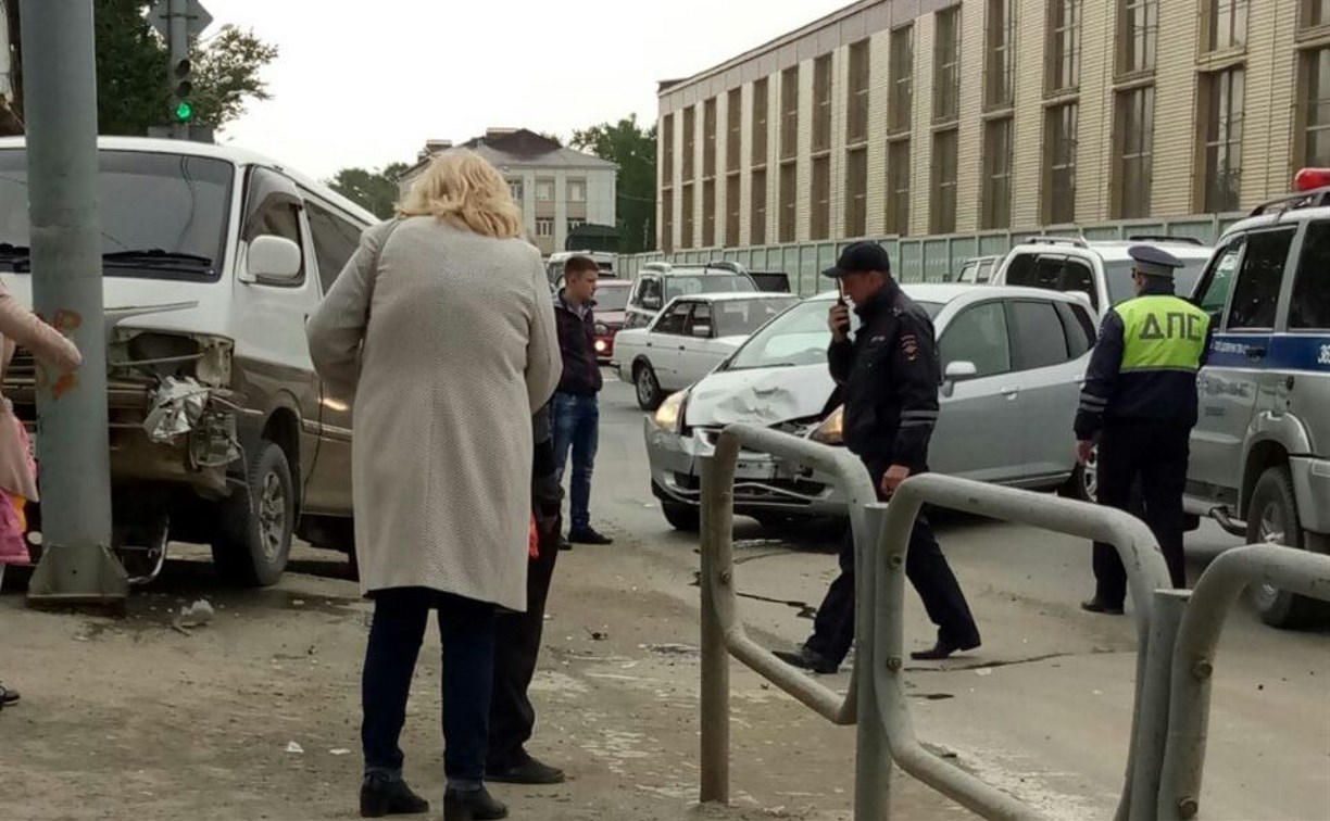 Микроавтобус Toyota Hiace влетел в столб после столкновения с Honda Fit в Южно-Сахалинске