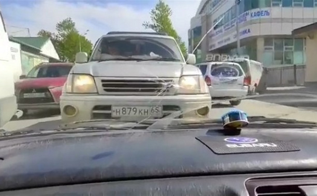 Водитель на джипе в Южно-Сахалинске ехал по "встречке" и не уступал дорогу