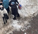 Очевидцы: глыба снега с крыши упала на женщину в центре Поронайска