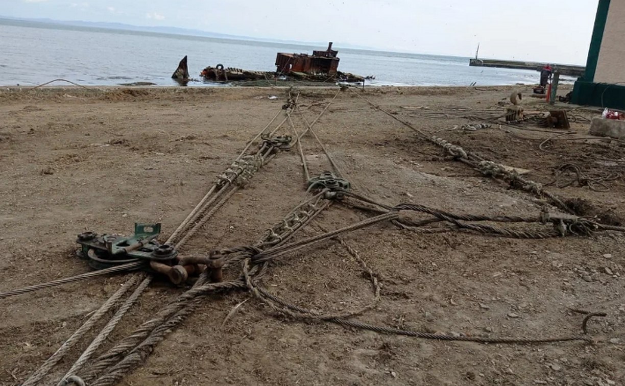 Водолазы приступили к транспортировке на берег судов, затонувших в бухте Северо-Курильска