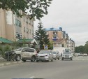 Внедорожник пробил ограждение после ДТП в Корсакове