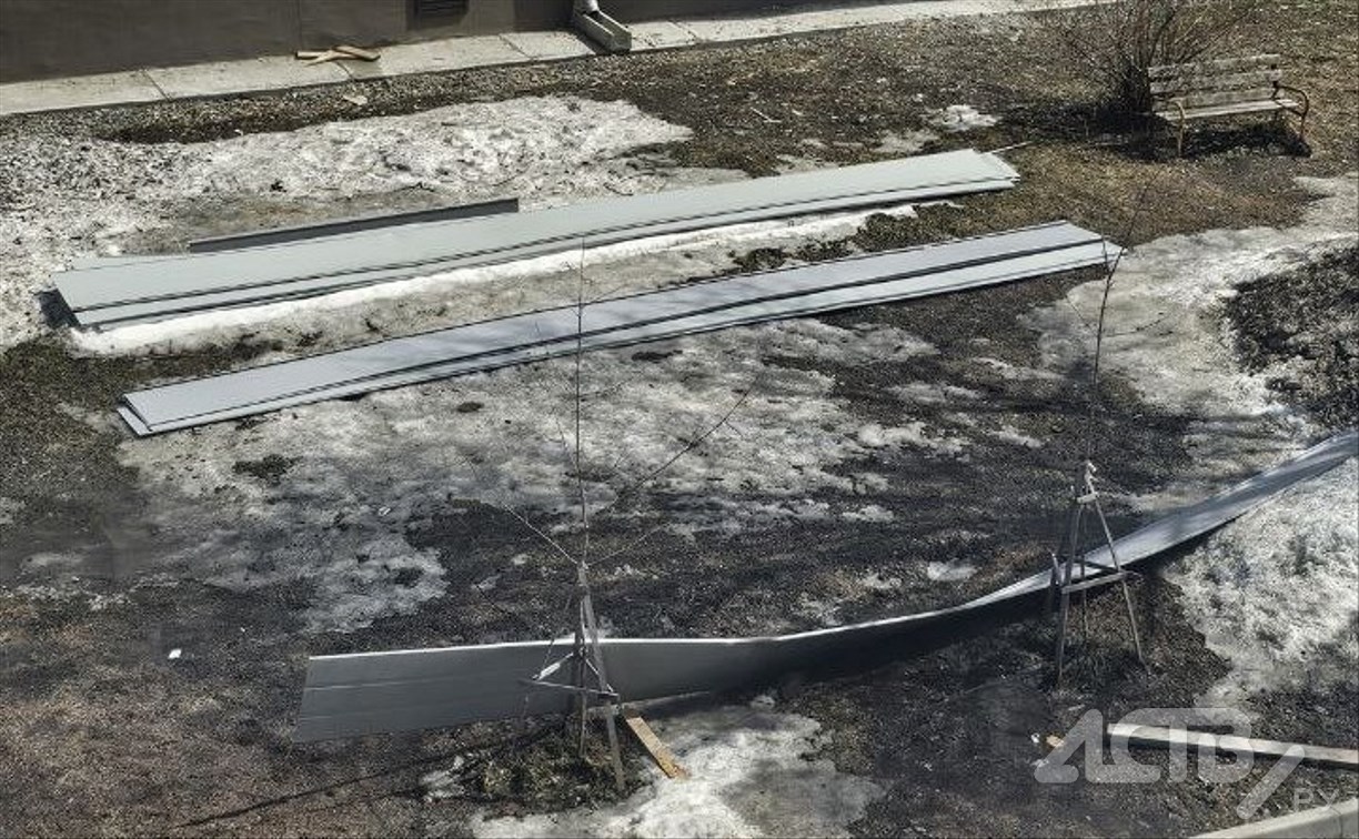 "Сорвал кровлю, стройматериал летает": сильный ветер бушует в Южно-Сахалинске