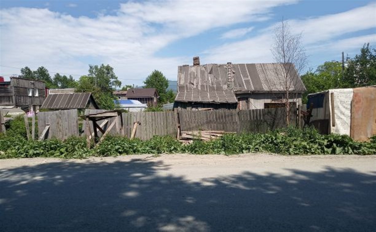 В Южно-Сахалинске оштрафовали владельца полуразрушенного дома за страшный забор