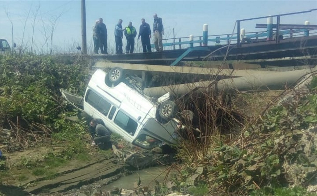 Микроавтобус рухнул с моста в Невельском районе