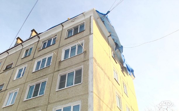 В Южно-Сахалинске в декабре начали ремонтировать крышу дома и тут же бросили В Южно-Сахалинске в декабре начали ремонтировать крышу дома и тут же бросили